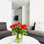 London Luxxe Apartments With Parking, Prime Location