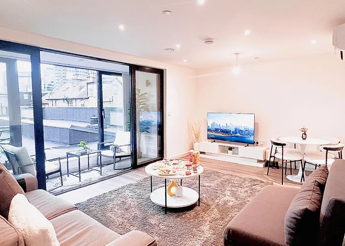 London Luxxe Apartments With Parking, Prime Location