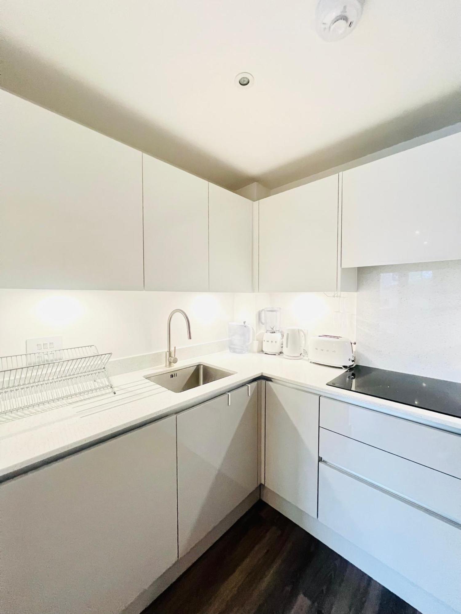 Luxxe With Parking, Prime Location Apartment London