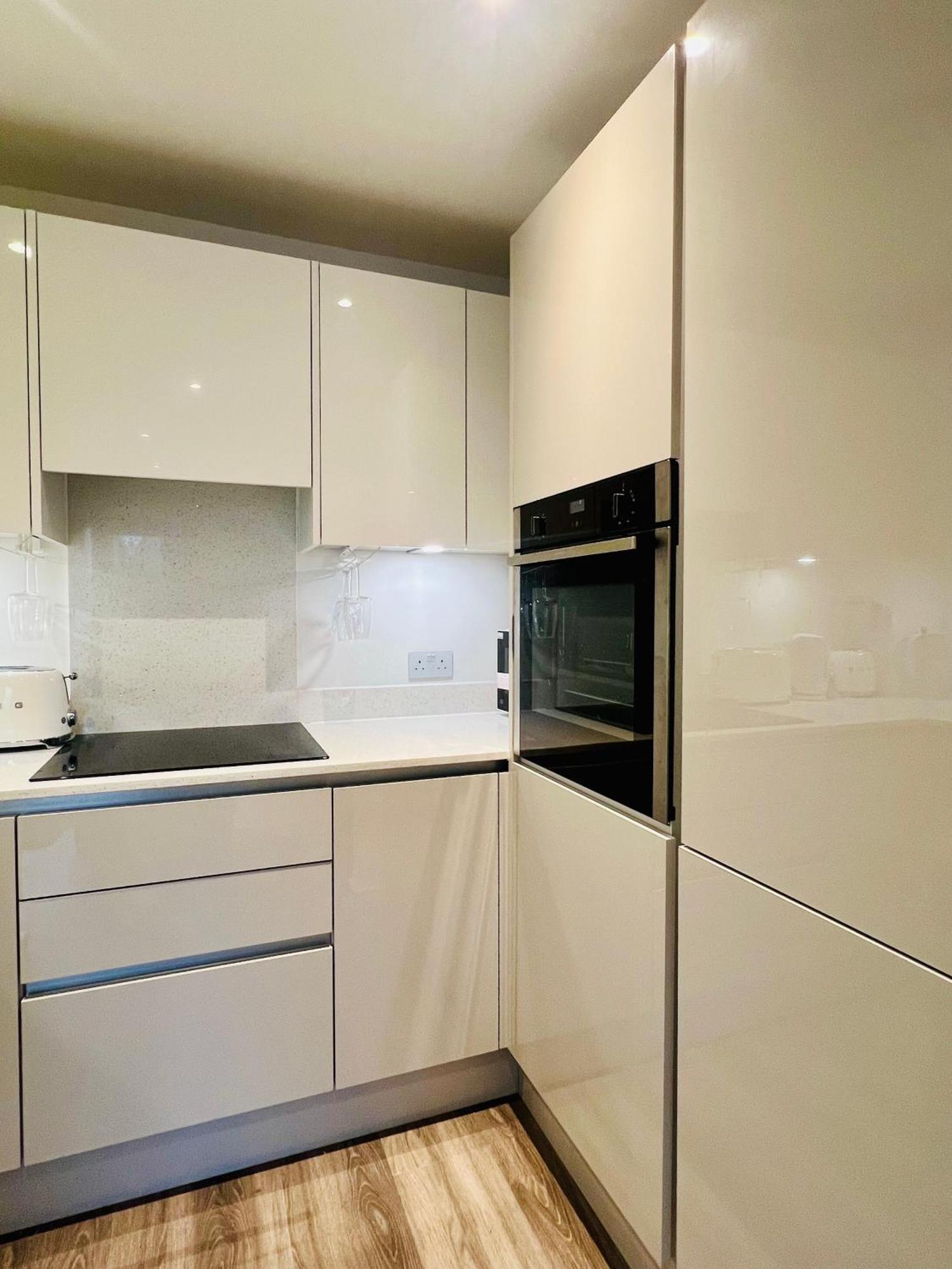 Apartment Luxxe With Parking, Prime Location *