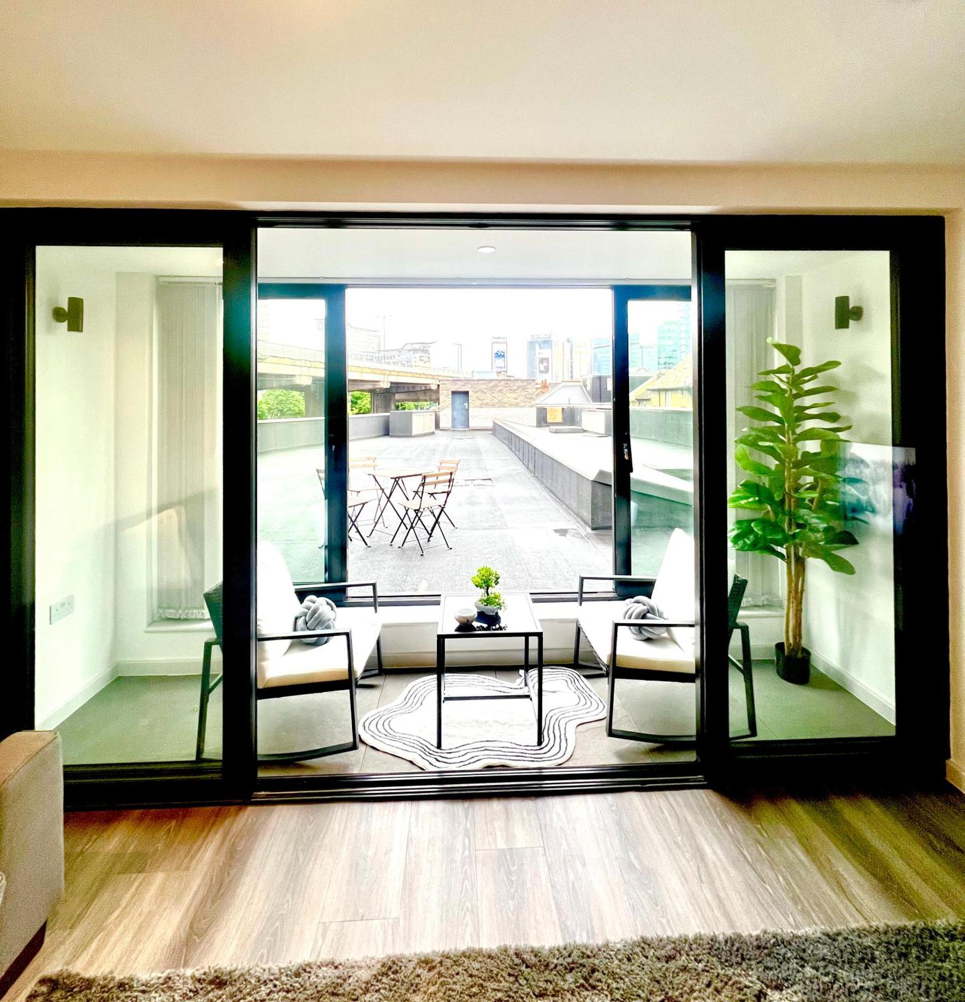 Apartment Luxxe With Parking, Prime Location