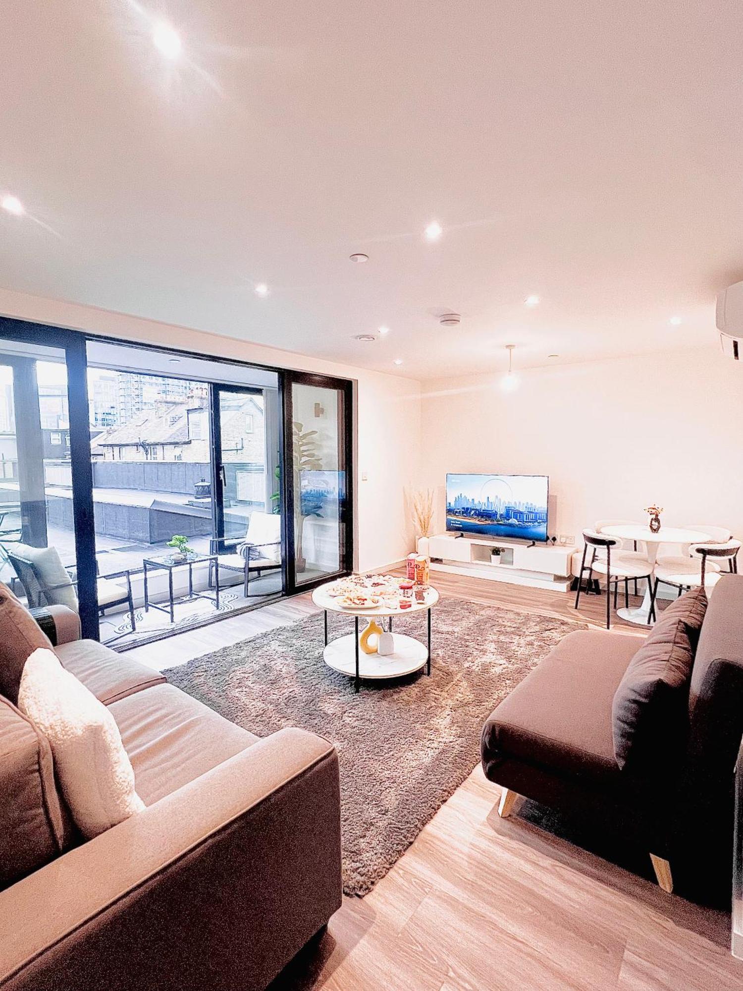 Luxxe With Parking, Prime Location *