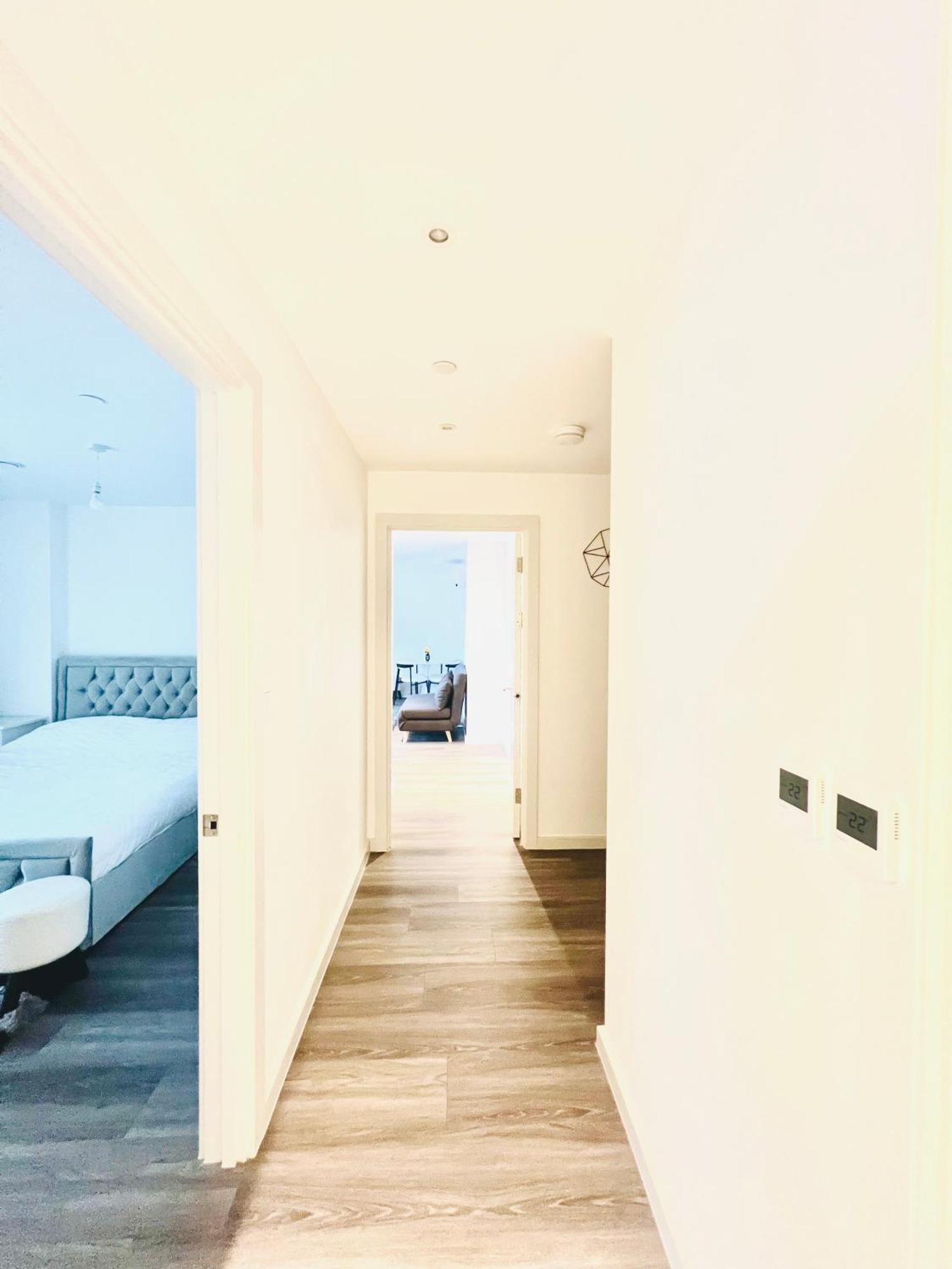 Luxxe With Parking, Prime Location Apartment *