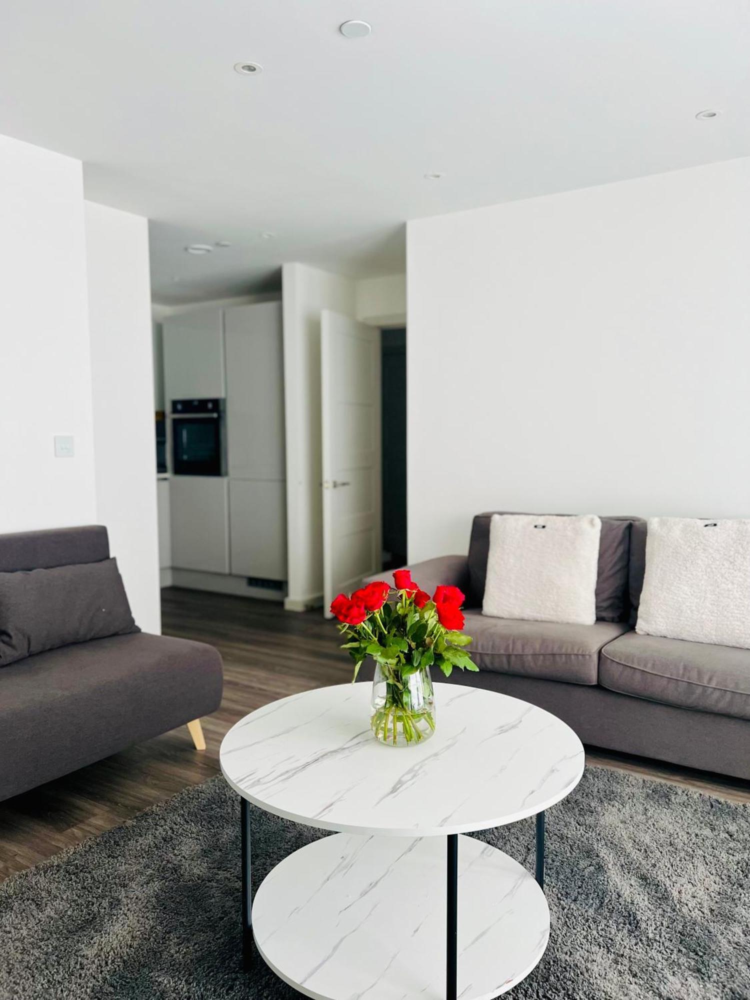 Luxxe With Parking, Prime Location * London