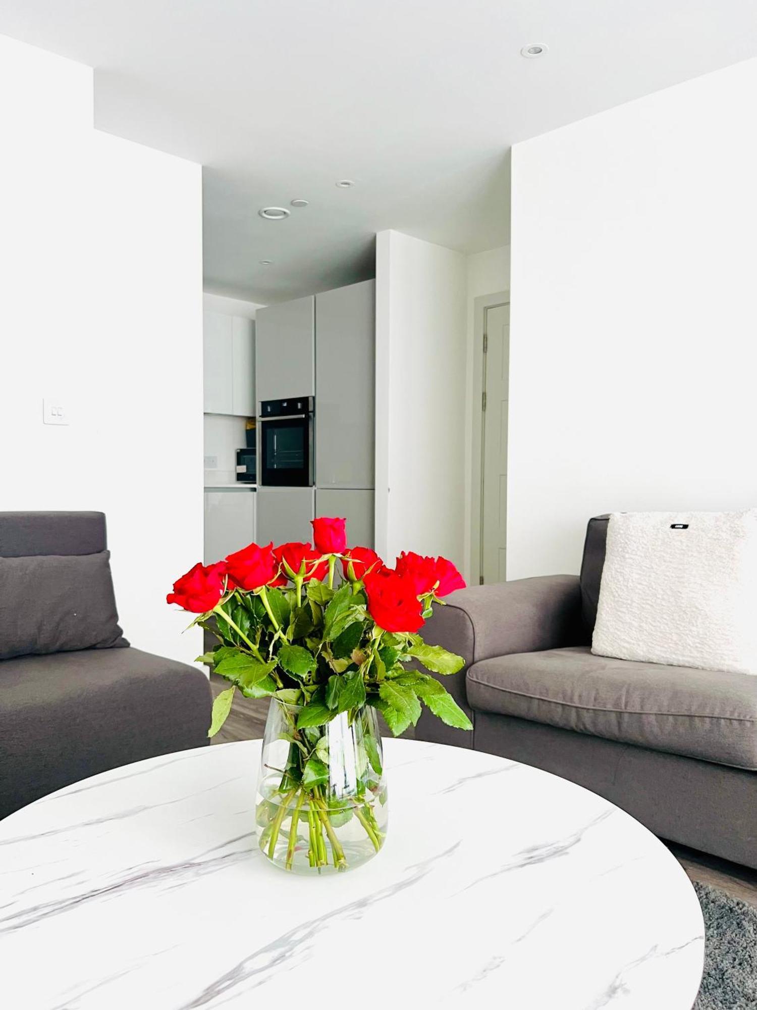 Luxxe With Parking, Prime Location Apartment *