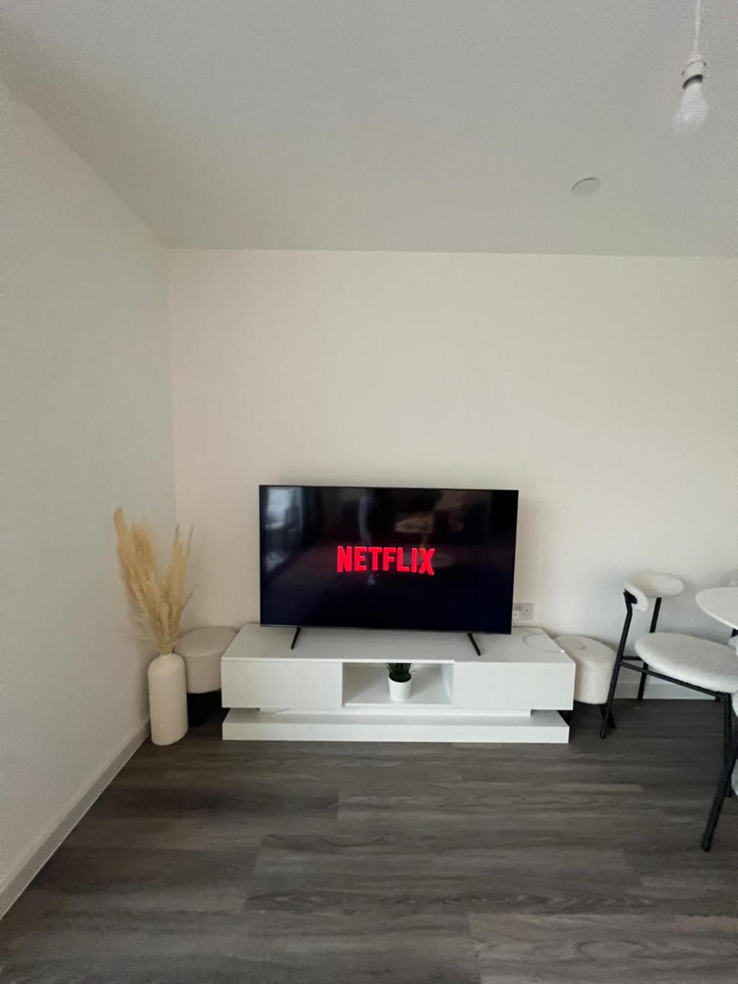Luxxe With Parking, Prime Location Apartment