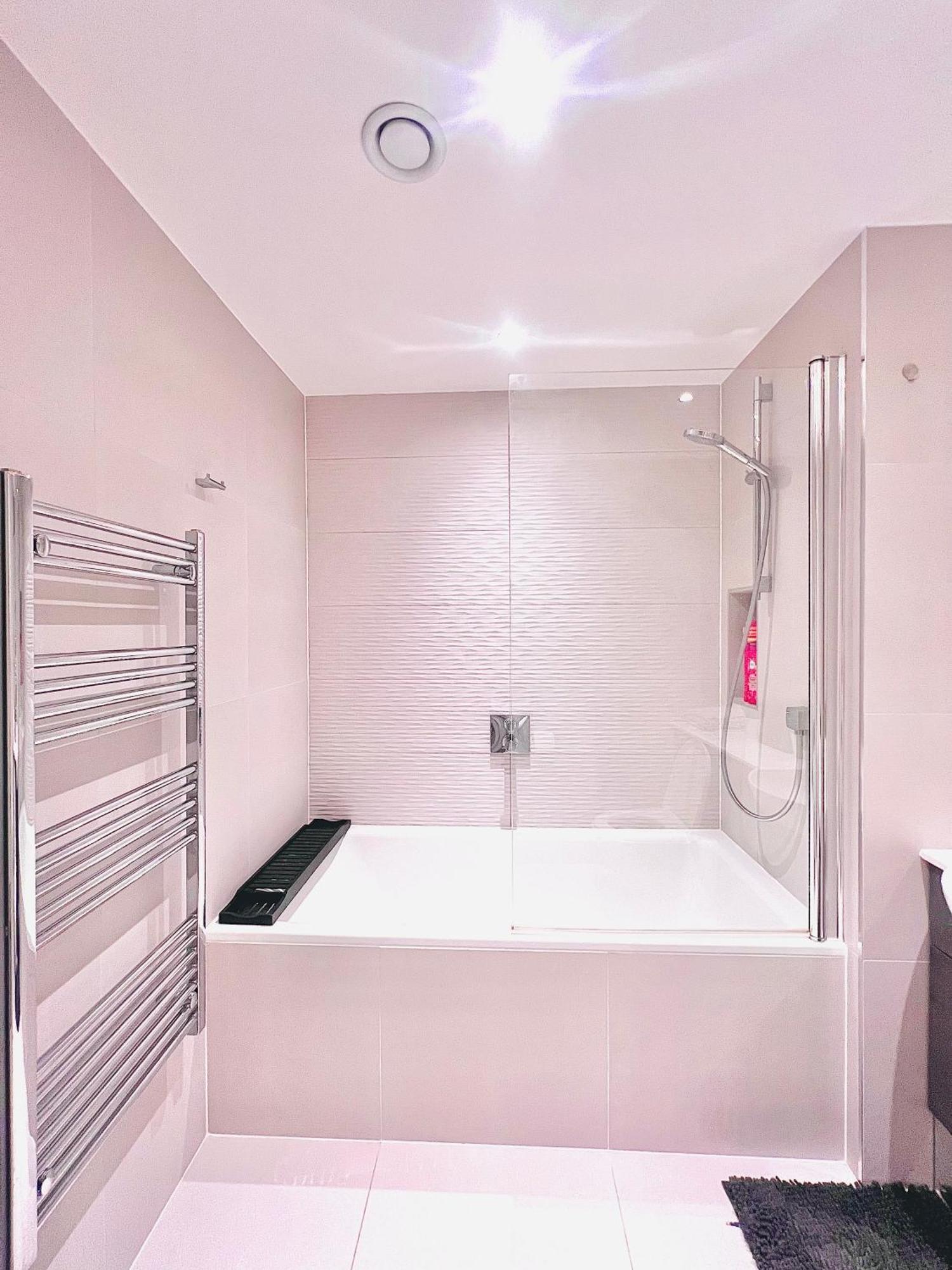 Luxxe With Parking, Prime Location * London