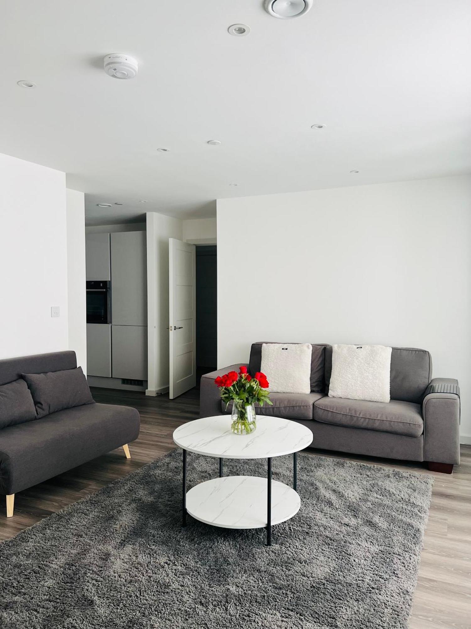 Luxxe With Parking, Prime Location Apartment