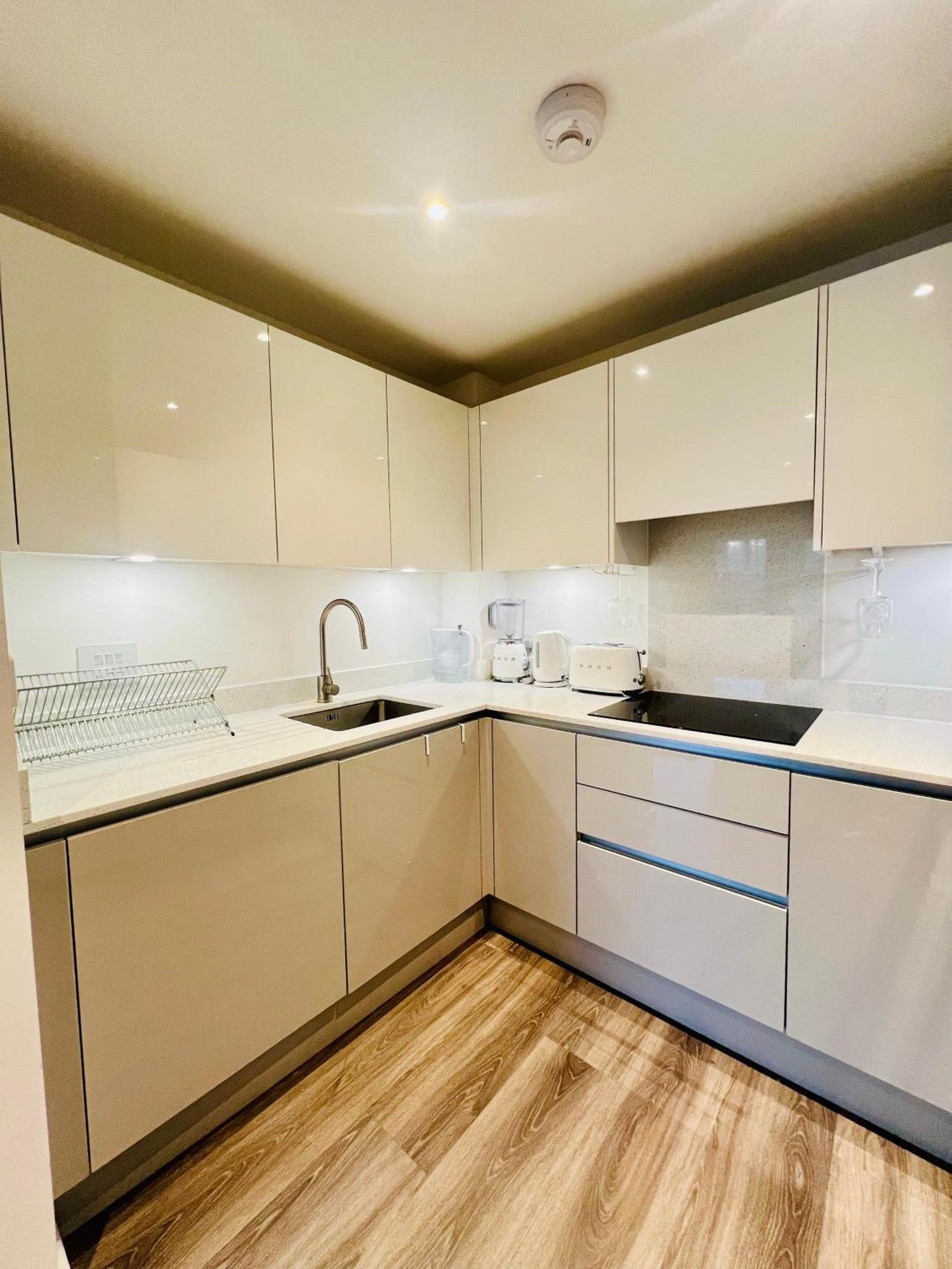 Luxxe With Parking, Prime Location Apartment