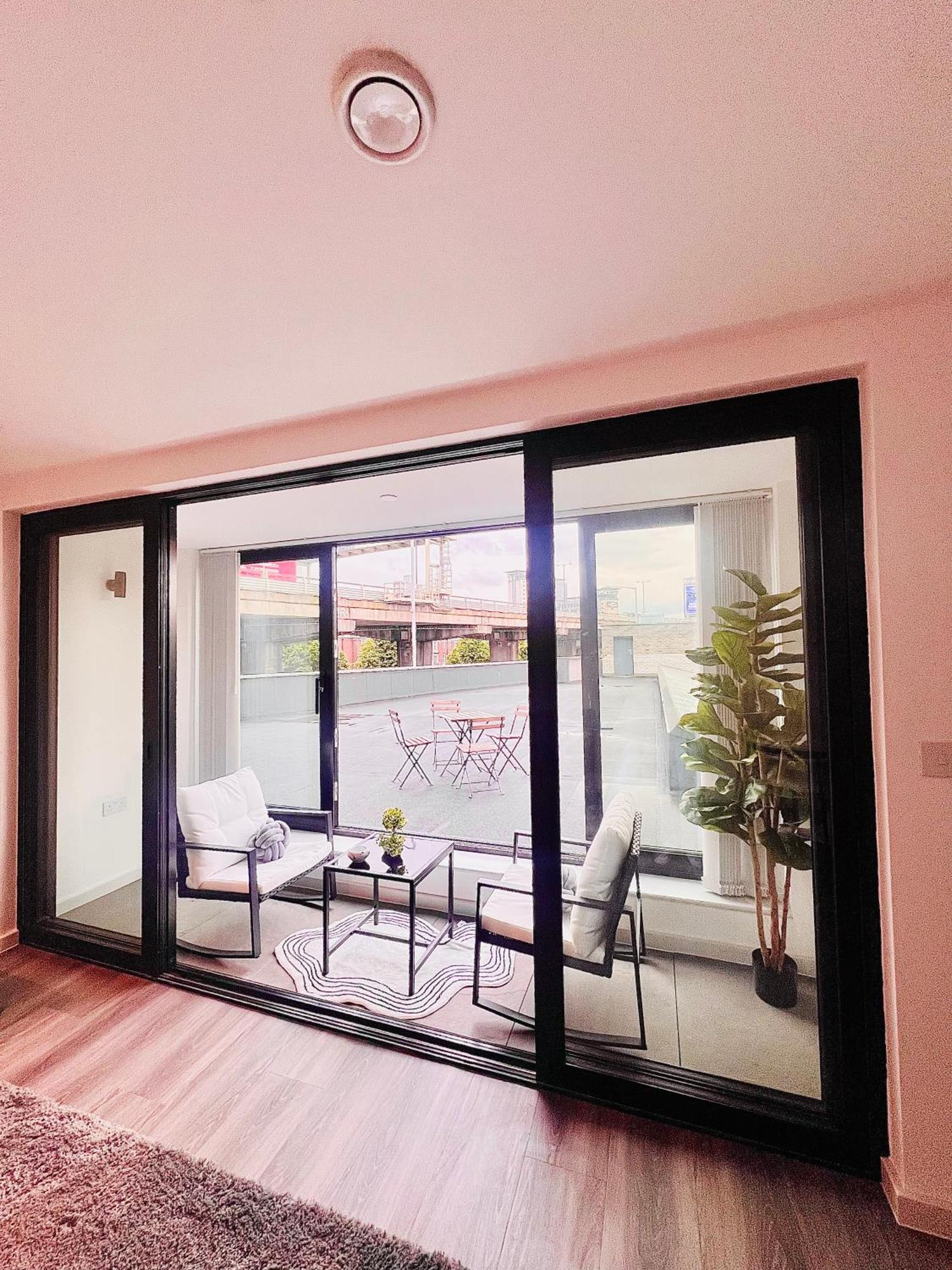 Luxxe With Parking, Prime Location Apartment